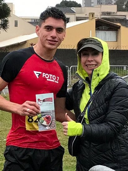 O corredor Luis Gustavo M. Câmara e a Dra Gleyne Lopes Kujew Biagini, vice-presidente da SBEM-PR